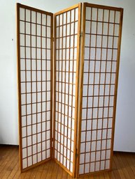 (1 Of 2) Nice Looking Folding Screen - Light Birch Color Wood With White Fabric - Very Nice Looking