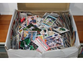 Large Box Full Of Old Baseball Cards Hundreds Of Nonresearched Cards