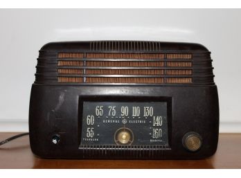 Vintage Working General Electric Portable Radio - Plastic/Bakelite
