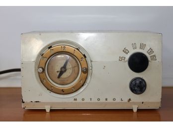 Vintage White Motorola Model 53C2 Alarm Clock Radio - Works!