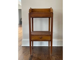 19th Century American Washstand With Backsplash And One Drawer