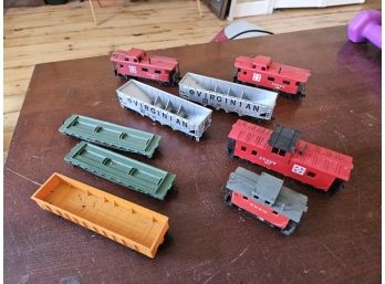 #19 - Lot Of 9 Vintage HO Train Cars Including 4 Cabooses