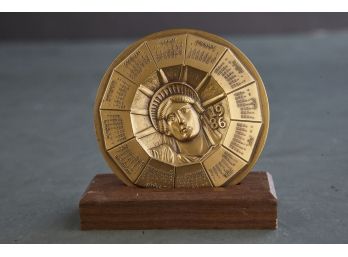 Vintage Statue Of Liberty Bronze 1986 Calendar Medal With Stand