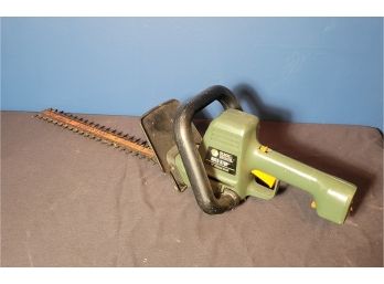 Hedge Trimmer. Black And Decker 18'. Tested And Working. - - - - - - - - - - - -- - - - - - - - - Loc: LR