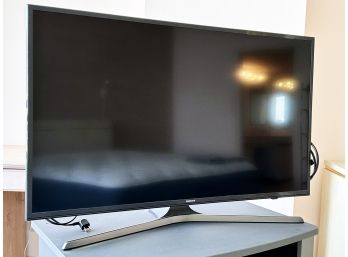 A Samsung 40' Flatscreen TV