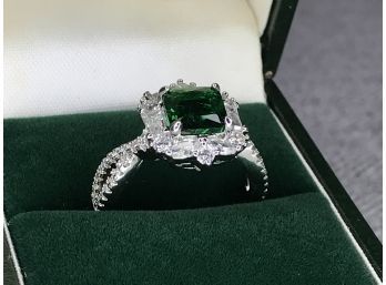 Gorgeous Brand New Sterling Silver / 925 Ring With Emerald And Sparkling White Zircons - VERY Pretty Ring