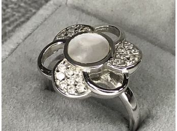 Very Pretty Sterling Silver / 925 Ring With White Topaz And Mother Of Pearl Flower Ring - Very Pretty !