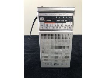 Vintage GE General Electric Portable Radio