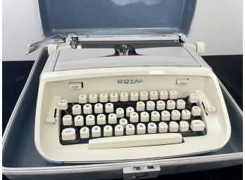 Royal Safari Portable Typewriter W Case