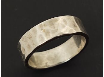 VINTAGE MID CENTURY MODERNIST HAND HAMMERED STERLING SILVER BAND RING