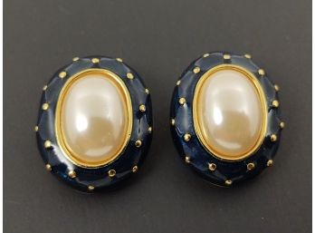 VINTAGE DESIGNER KJL KENNETH JAY LANE ENAMEL & FAUX PEARL CLIP EARRINGS