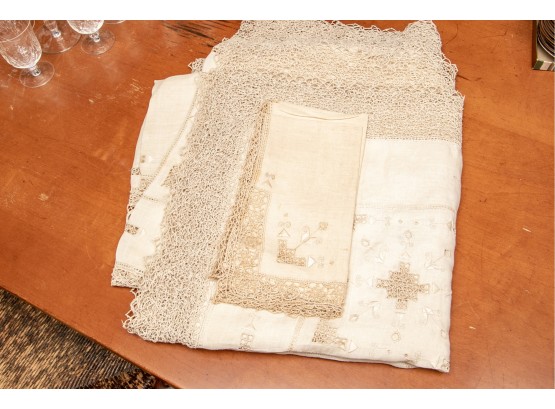 Vintage Exquisite Embroidered And Lace Edged Tablecloth With 2 Napkins