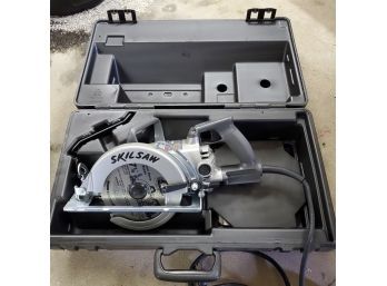 Unused Skilsaw Circular Worm Drive Saw Model HD77 In Original Case, Owner's Manual & 2 Extra Blades