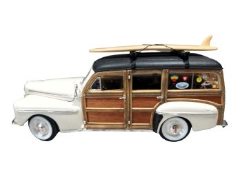 Road Signature 1948 Ford Woody Wagon 1:18 Scale Diecast Wood Surfboard With Display Case