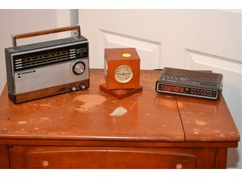 Small Mixed Lot Battery Op Clock/Barometer, Vintage GE Digital Clock Radio & Vintage Realtone Transistor Radio