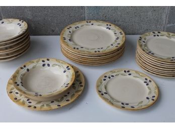 Service For 8 Everyday Dishware 8 Dinner Plates, 8 Bowls, 10 Luncheon Plates