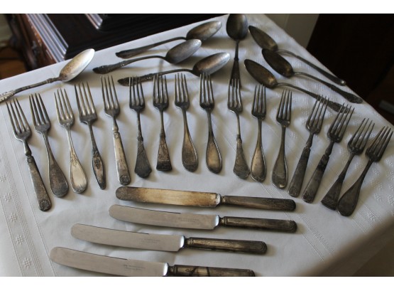 29 Pieces Of Wm. Rogers, Roger & Bro, Rogers & Son, Holmes Booth & Haydens Silverplate Etc.