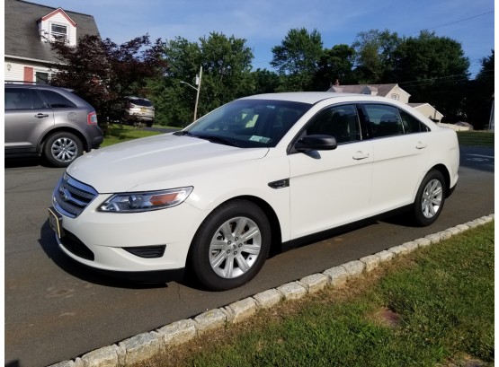 2011 Ford Taurus - Nearly NEW - Only 5200 Miles!