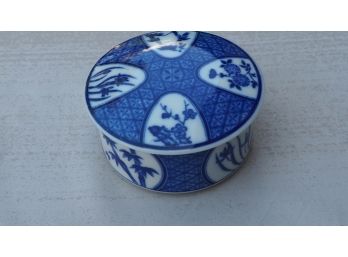 Lovely Small Covered Chinese Porcelain Round Box