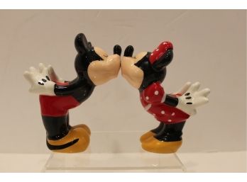 Pair MINNIE & MICKEY MOUSE Porcelain Magnetic Kissing Salt & Pepper Shakers