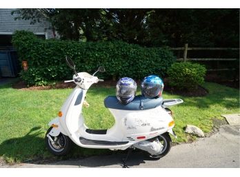 2002 Vespa ET2 50 By Piaggio Autographed By Several Bands - RUNS GREAT!