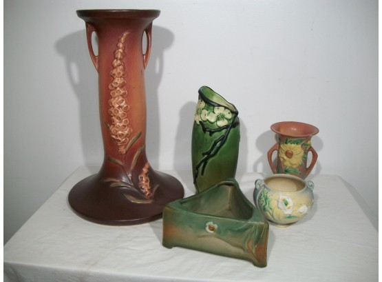 Four Pieces Roseville & Weller Pottery 'Estate Fresh' - Vases &n Pedestal