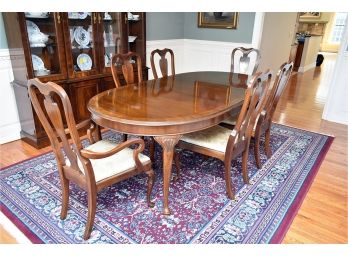 Drexel Heritage 18th Century Classic Banded Mahogany Queen Anne Style Dining Table With Two Leafs, Table Pads And Six Fiddle Back Chairs 64'-104' L