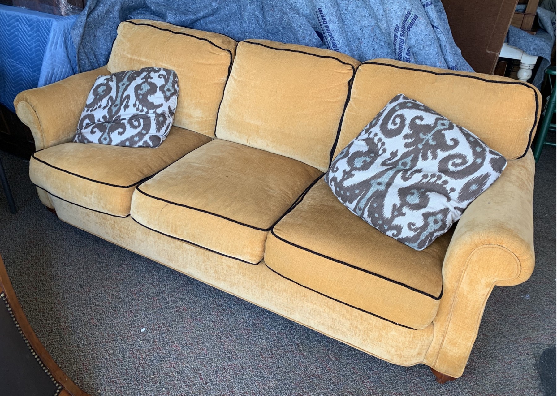 Harden Furniture Crushed Velvet Couch #477418 | Auctionninja.com