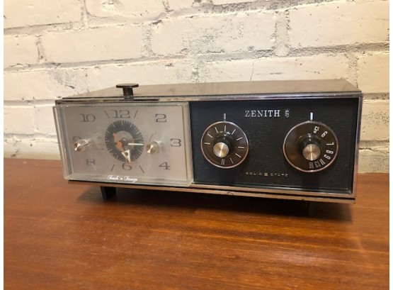 MCM Zenith Solid State Clock Radio