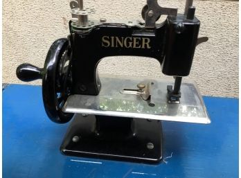 ADORABLE SINGER Salesman Sampler Sewing Machine