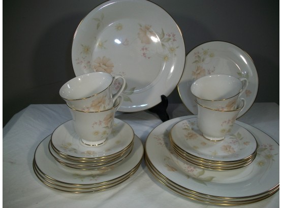 Lovely Twenty (20) Piece ROYAL DOULTON Luncheon Set 'Vogue Collection' ALLURE Pattern
