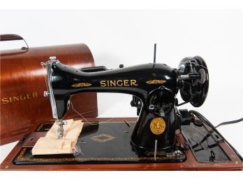 Vintage Singer 15-91 Sewing Machine In Wood Veneer Case
