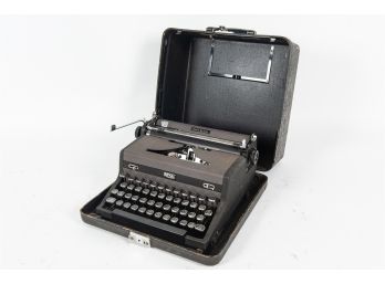 Mid-Century Royal 'Quiet De Luxe' Typewriter In Case