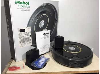 ROOMBA Robotic Vacuum - LIKE NEW ! - Works GREAT - Model 650 - With Box, Papers, Accessories