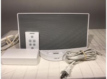 Bose SounDock -Like New - With Remote & Cables W/Apple Accessory