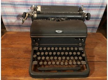Antique Royal Typewriter - Needs Repairs