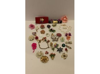Huge Vintage Assortment Of Ladies Pins & Brooches