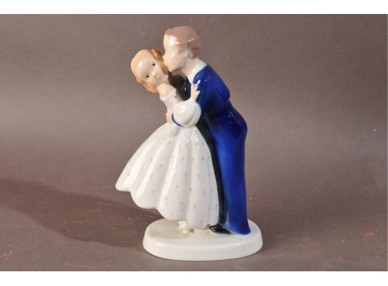 Bing And Grondahl Young Couple First Kiss Kissing Statue B&G #2162 Clean And Perfect