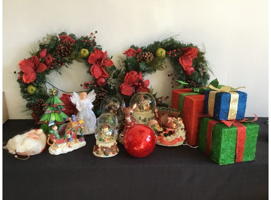 Pre Lit Wreaths , Gift Boxes ,Lot