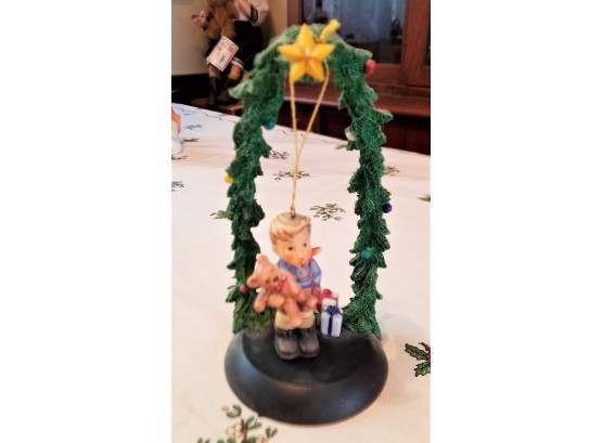 1998 Hummel Christmas Gift Ornament 2074/A/O W/ Wreath Display Stand