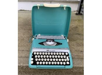 Vintage Smith-Carona Corsair Deluxe Portable Typewriter In Case ~ Aqua ~