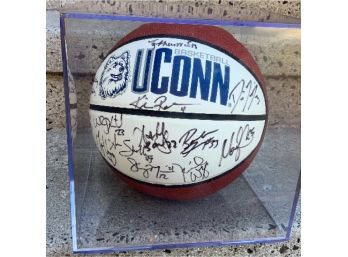 UConn Women Championship  Ball ~ Signed ~Display Case ~ 2003-2004.  THE YEAR MEN AND WOMEN BOTH WON