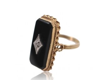 14k Yellow Gold And Onyx Ring - Size: 7