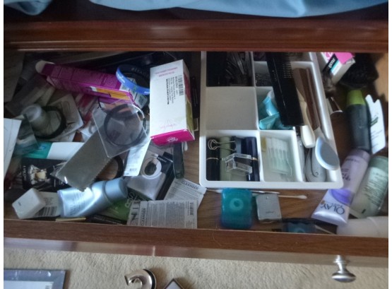 Drawer Containing All Contents - Makeup
