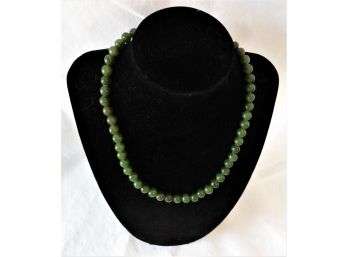 Beautiful Genuine Vintage Green Jade Beaded 16.5' Ladies Necklace
