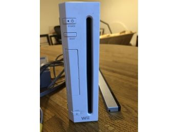 Wii Model No. RVL-001 (USA) W/cord & Sensor Bar