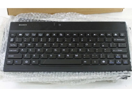 Lot Of 13 Bluetooth Keyboards , Mostly US