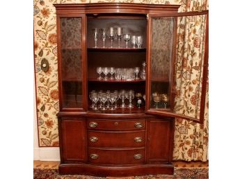 Bassett Furniture 'Monticello' Solid Mahogany Bowed Glass China Cabinet
