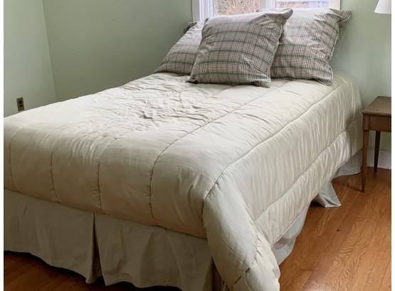 Full Size Light Green Quilt / Bed Cover And Three Decorative Pillows