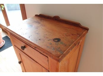 Great Early American Pine Side Cabinet With 1 Drawer